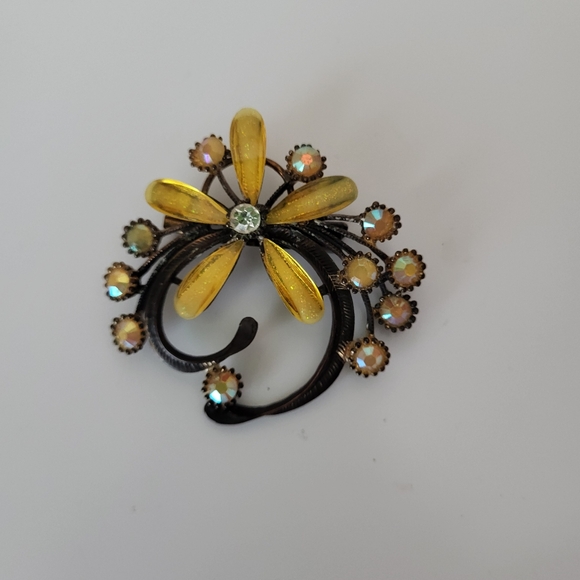 Vintage Lemon Yellow Glass and Aurora Borealis Stone Floral Brooch - Picture 13 of 16